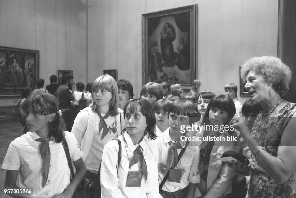 Zum VII. Pioniertreffen Mitte August 1982 besuchen Pioniere den Zwinger. In der Gemäldegalerie "Alte Meister" lassen sie sich Gemälde von...