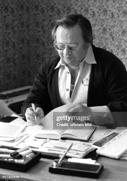 Talkmeister O.F.Weidling sitzt in seinem Arbeitszimmer in seinem Haus in Dresden-Hellerau, aufgenommen 1983. Weidling, witziger und beliebter...