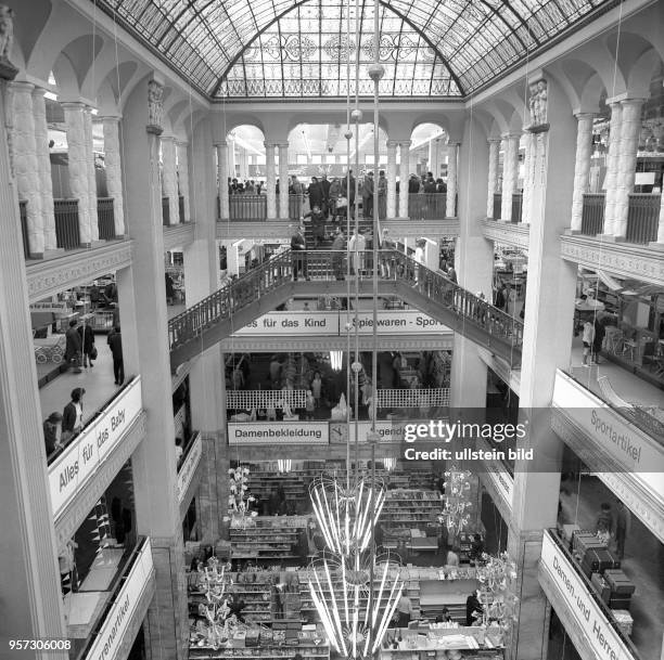 Blick Mitte der 70er-Jahre in das Centrum-Warenhaus Görlitz. Das Warenhaus wurde bereits 1912/13 im Jugendstil erbaut. Von 1929 bis 1945 gehörte es...