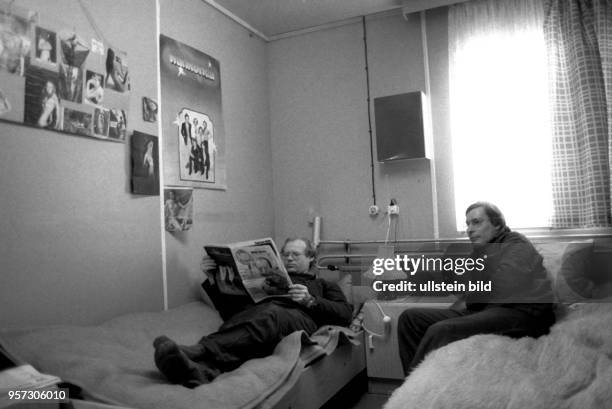 Zwei Arbeiter liegen 1986 in der Sowjetunion im Gebiet Perm im Ural auf den Betten in ihrer Baracken-Unterkunft auf der Baustelle der Erdgastrasse...