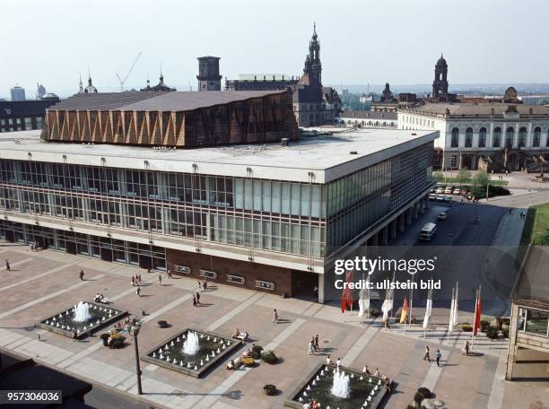 Der Kulturpalast in Dresden mit Springbrunnen, undatiertes Foto von 1979.