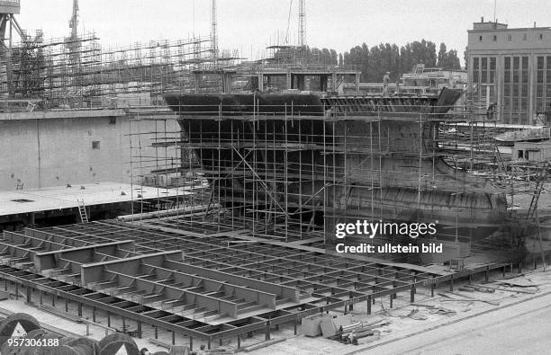 Containerschiff-Produktion in der Volkswerft Stralsund, aufgenommen 1981. Die Werft wurde 1945 als Volkseigener Betrieb gegründet.