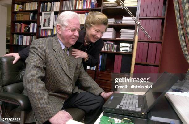 Kurt Biedenkopf, Alt-Ministerpräsident von Sachsen, und seine Gattin Ingrid in ihrem Zuhause in Radebeul bei Dresden am . Hier am Schreibtisch im...