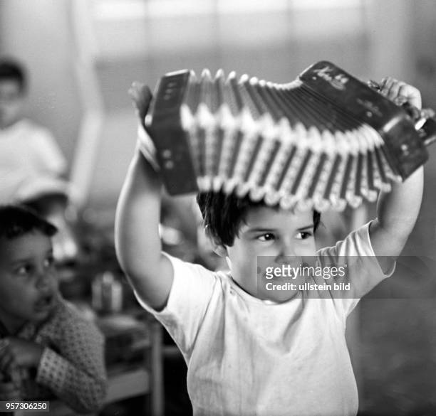 Mercedes, eine junge begabte Schülerin einer Musikschule in Sant Antonius de los Banos in der Provinz Havanna , spielt intensiv mit ihrem Instrument,...