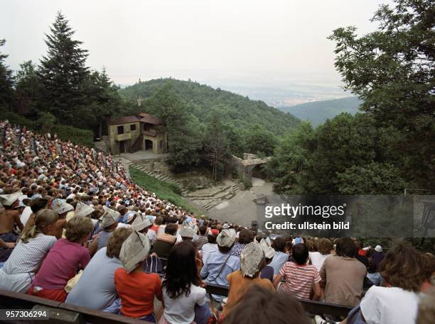 Zuschauer verfolgen eine Aufführung im Bergtheater Thale im Harz, aufgenommen 1987.