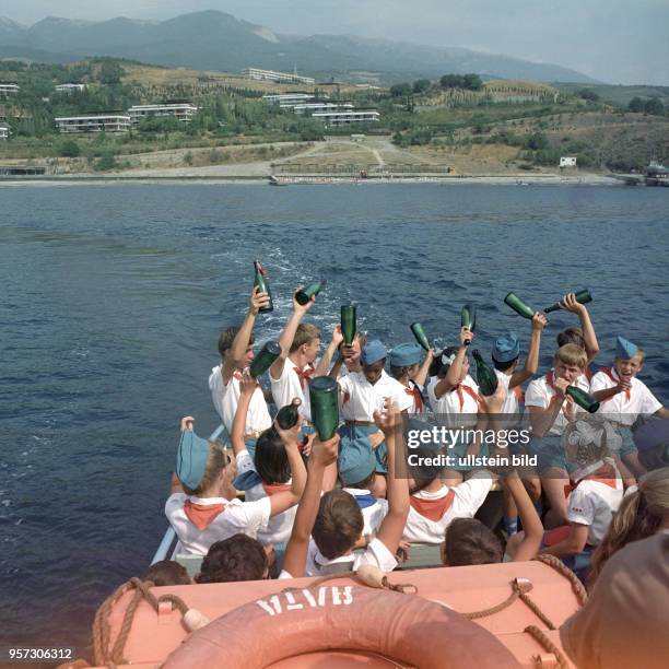 Sowjetische Pioniere sind im Pionierlager Artek auf der Krim mit dem Schiff unterwegs, um Flaschenpost ins Meer zu werfen, aufgenommen am 6.8.1971....