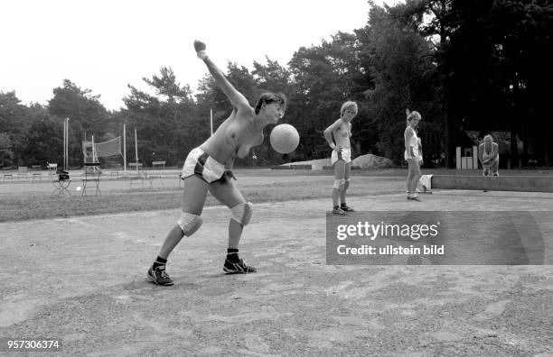 Eine Gruppe halbnackter Frauen spielt auf einem Sportplatz am Zeesener See in Senzig-Waldesruh , wo versteckt in waldreicher Gegend das über 60 Jahre...