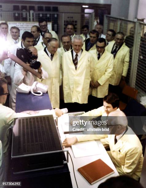 Staats- und Parteichef Erich Honecker nimmt am den Forschungsreaktor an der Technischen Universität Dresden in Betrieb. Honecker begleiteten Kurt...