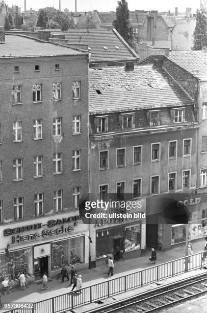 Blick auf Geschäfte in der Schönhauser Allee wie den Schuh-Salon "Hans Sachs" und die Nordring Apotheke, aufgenommen Anfang Juni 1977 im Berliner...