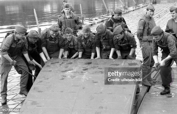 Soldaten der Nationalen Volksarmee beim Verlegen einer Ponton-Brücke, aufgenommen bei der Ausbildung von Bodentruppen der Nationalen Volksarmee der...