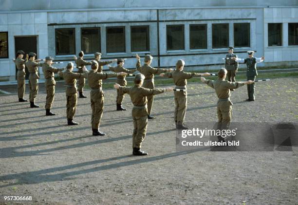 Ausbildung von Offizieren der Offiziershochschule der Grenztruppen der DDR "Rosa Luxemburg" in Suhl, undatiertes Foto vom Oktober 1984.