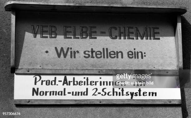 Im August 1990 hängt am VEB Elbe-Chemie eine Tafel mit der Aufschrift "Wir stellen ein: Prod.-Arbeiterinnen im Normal- und 2-Schitsystem...