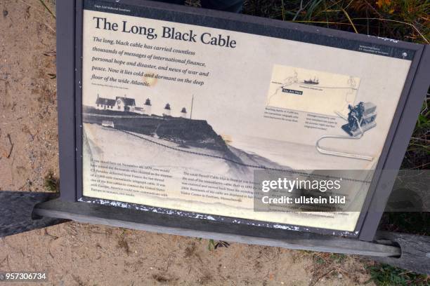 Eine Tafel auf der Halbinsel Cape Code erinnert an die Verlegung eines transatlantischn Telegrafenkabels vom französischen Brest an die...