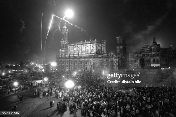Die Dresdner Bevölkerung feiert in der Nacht zum auf dem Theaterplatz in Dresden die Wiedervereinigung. Ab dem 03. Oktober existierte die DDR nicht...