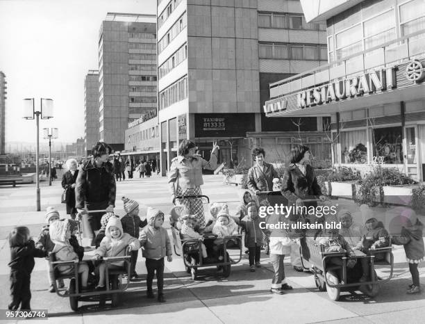 Kinder eines Dresdner Kindergartens beim täglichen Spaziergang mit Kindergärtnerinnen über die Prager Straße, aufgenommen 1974.