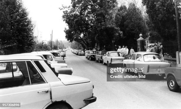 Am Straßenrand abgestellte Trabant aus allen Bezirken der DDR in Budapest-Zugliget im Sommer 1989. Tausende Flüchtlinge aus der DDR suchten im...