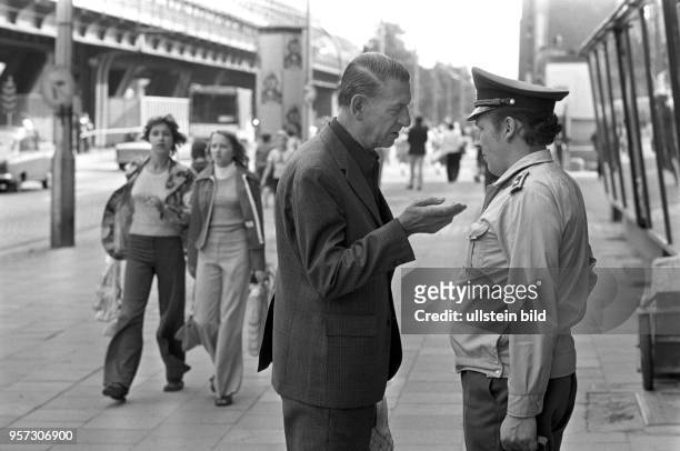 Ein Volkspolizist im Gespräch mit einem Passanten, aufgenommen im August 1977 in der Schönhauser Allee im Berliner Stadtbezirk Prenzlauer Berg.