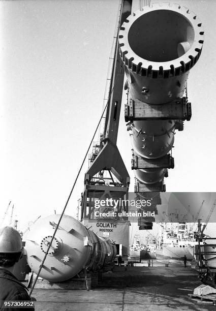 Schwere Brocken hievt Schwimmkran "Goliath" von einem japanischen Frachter auf sein Deck, aufgenommen 1986 im Seehafen Rostock. Die tonnenschweren...