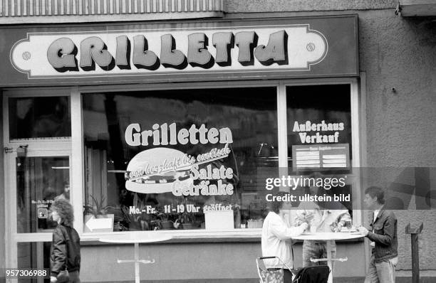 Passanten stehen vor einem Imbiss-Laden der Marke Grilletta in der Schönhauser Allee im Stadtbezirk Prenzlauer Berg in Berlin , aufgenommen im...
