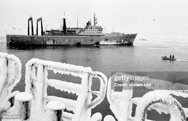 Rostock / Fischfang / Hochseefischerei / Februar 1977 / Das Transport-und Verarbeitungsschiff "Junge Welt" hat eine eisfreie Stelle gefunden um...