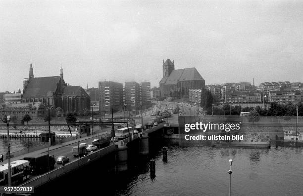 Stadtansicht von Stettin, hier der Blick über den Grenzfluß Oder zur Jakobikirche, aufgenommen 1984.