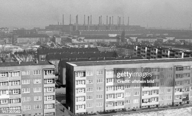 Blick über Plattenbauten auf das Stahlwerk Brandenburg im Hintergrund, aufgenommen 1984