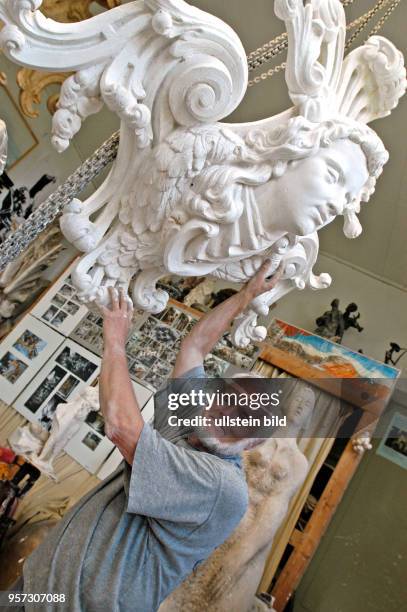 Besuch bei dem Dresdner Bildhauer Vinzenz Wanitschke in seinem Atelier in Hosterwitz, aufgenommen am . Wanitscke schuf viele Teile vom Altar der...