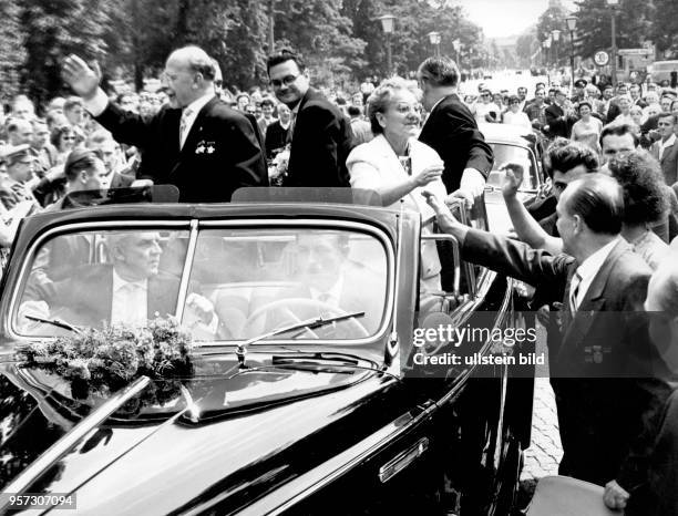 Jubel und Begeisterung der Bevölkerung - der Staatsratsvorsitzende der DDR und Erste Sekretär des ZK der SED, Walter Ulbricht und seine Frau Lotte,...