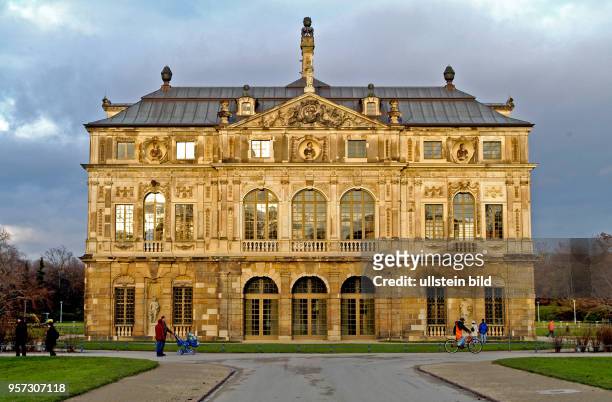 Das Palais im Großen Garten von Dresden ist der architektonische Höhepunkt der barocken Anlage, aufgenommen am . Im Februar 1945 wurde das Palais...