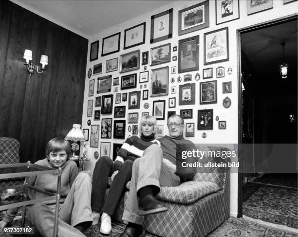 Der Schauspieler Erwin Geschonneck posiert im Dezember 1981 im Alter von 75 Jahren in seiner Berliner Wohnung mit Ehefrau Heike und Sohn Alexander,...