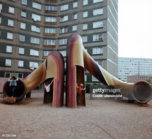 Ein mit zwei Rutschen für Kinder gestalteter Spielplatz im Neubaugebiet Halle-Neustadt, undatiertes Foto von 1982.