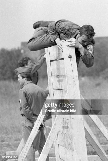 Jugendliche zeigen auf der Sturmbahn auf der 4. Wehrspartakiade der GST in Erfurt ihr Können, aufgenommen im Juli 1981.