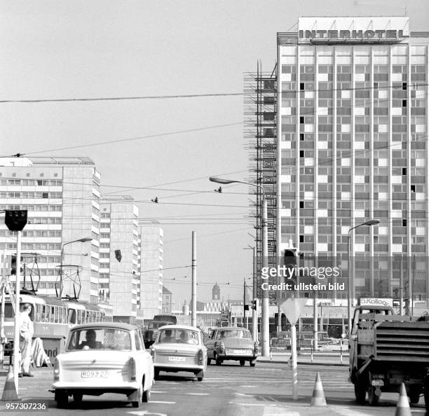Das Interhotel "Newa" an der Prager Straße in Dresden kurz vor seiner Fertigstellung im Jahre 1970. Mit dem "Newa" feiert das zu DDR-Zeiten...