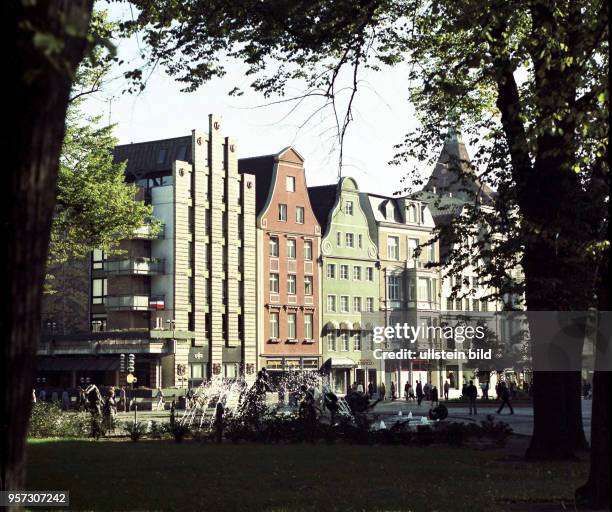 Anziehungspunkt für viele Besucher der Werft-, Hafen- und Universitätsstadt Rostock ist die Kröpeliner Strasse mit ihrem Universitätsplatz und den...