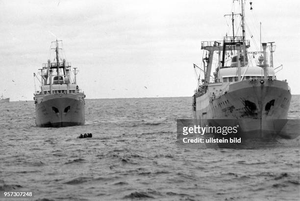 Rostock / Fischfang / Hochseefischerei / August 1974 / DDR-Fernfischer auf dem Fangplatz Georgesbank / Übersetzen per Schlauchboot-Taxi - die...