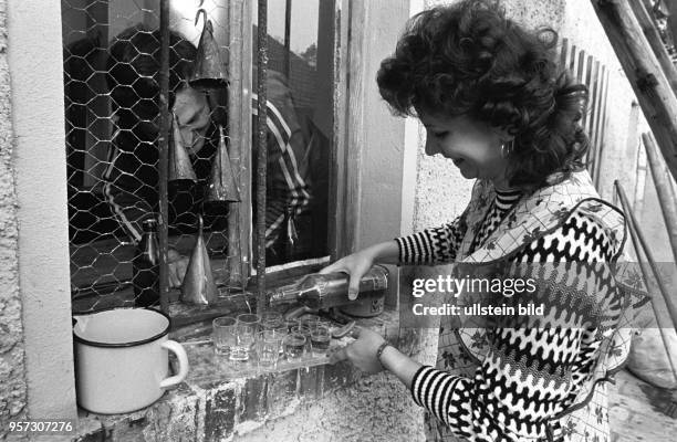 Schlachtfest Ende November 1986 in Oberhütte bei Eisleben im Mansfelder Land: Alkohol darf zu diesem Anlass natürlich nicht fehlen und so füllt diese...