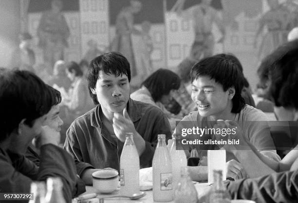 Vietnamesische Arbeiter im Betonwerk Grünauer Strasse in Berlin bei der Pause in der Kantine des Betriebes, aufgenommen 1989. Ausländische...