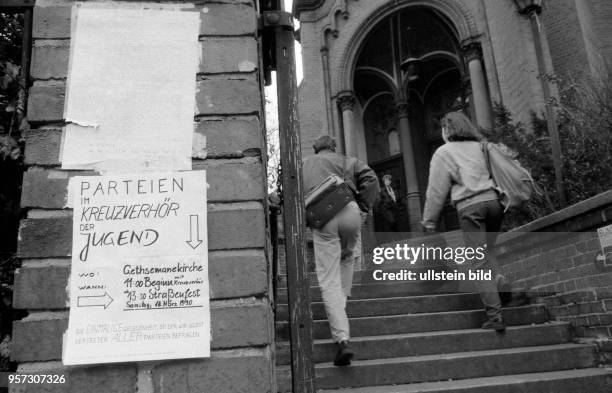 Teilnehmer gehen zu einer Veranstaltung " Parteien im Kreuzverhör der Jugend" in der Ostberliner Gethsemanekirche, aufgenommen am . Politiker...