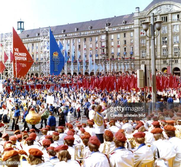 Aufmarsch der Pioniere in ihrer Verbandskleidung auf dem Altmarkt in Dresden anlässlich des VII. Pioniertreffens vom 15. Bis . Das Treffen der Jung-...