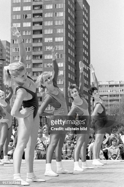 Junge Frauen zeigen bei einem Familiensportfest "Sport-Spiel-Spaß" auf dem Anton-Saefkow-Platz im Stadtbezirk Lichtenberg in Berlin gymnastische...