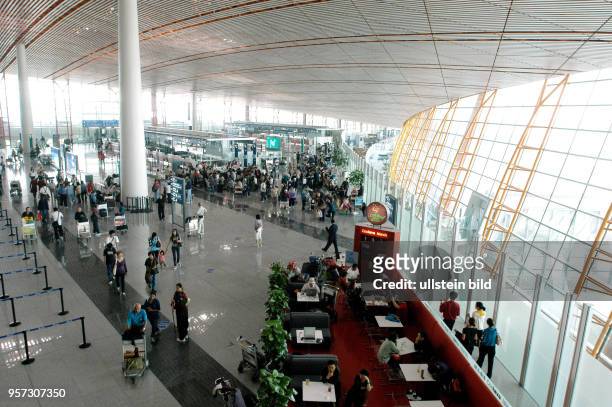 Blick in die Check-In-Halle mit den Schaltern im neuen, Ende Februar 2008 eröfffneten Flughafenterminal 3 in Peking, aufgenommen im Oktober 2008. Das...