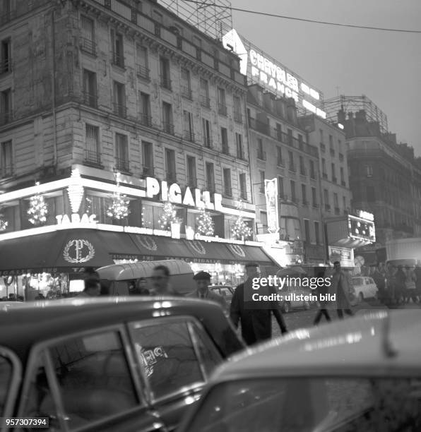 Das Restaurant Pigalle am gleichnamigen Platz im Stadtteil Montmartre in Paris, aufgenommen im November 1970. Im Hintergrund eine Reklame für...