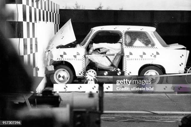 Ein Trabant bei einem Crashtest, aufgenommen um 1979. Ab dem wurde in der DDR die Anschnallpflicht für KFZ-Insassen eingeführt.