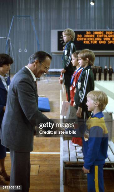 Kinder mit Medaillen und Urkunden bei einer Siegerehrung bei der Kinder - und Jugendspartakiade der DDR 1979 in Berlin .