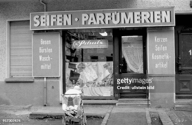 Ein Kinderwagen steht vor einem kleinen Geschäft mit der Werbeschrift "Seifen Parfümerien" in der Behringstraße im Berliner Stadtteil Baumschulenweg...