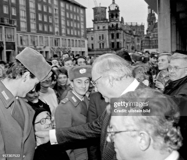 Besuch von BRD-Bundeskanzler Helmut Kohl am 19. Und 20. Dezember 1989 in Dresden. Hier am Kulturpalast schüttelt Kohl die Hände vieler Dresdner...