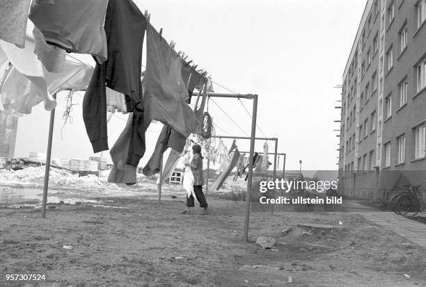 Wäsche der neuen Mieter flattert auf der Leine in einer Plattenbausiedlung bei Leipzig, undatiertes Foto vom Juli 1978. Hier haben Einwohner aus dem...