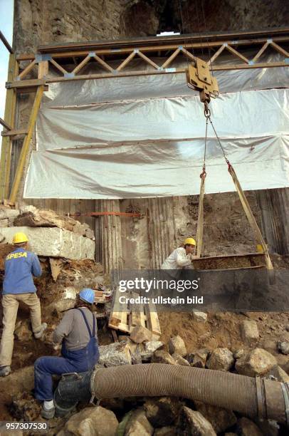 Bauarbeiter legen die Reste des Altars an der Ruine der Frauenkirche in Dresden frei, aufgenommen am . Experten diagnostizierten jeden Stein, um ihn...