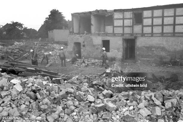 Alte Holzbalken abgerissener Gebäude werden verbrannt, Mauern niedergerissen, der Ort Magdeborn weicht dem anrückenden Braunkohletagebau Espenhain,...