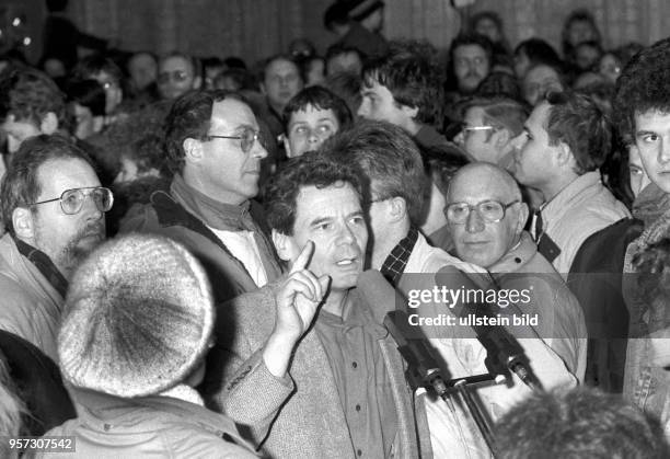 Pfarrer Joachim Gauck spricht im November 1989 in der Marienkirche von Rostock zu Rostockern, die an den Montags-Gebeten teilnehmen. Die...